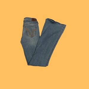 Hollister
Low-rise flare
0L/W25L
Classic Stretch
Light Blue Wash